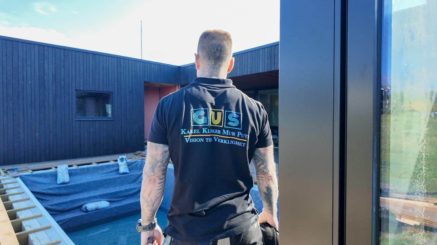 Denna bild är fantastisk eftersom den visar hantverkaren i "action" på en faktisk arbetsplats. Det skapar en autentisk känsla som fungerar mycket bättre än köpta arkivbilder.Här är optimeringen för att knyta ihop säcken och verkligen dominera på badrumsrenovering i Kalmar:1. Filnamn (Använd Phoenix Media Rename)Ditt nuvarande namn är okej, men vi kan göra det ännu mer specifikt för att visa att ni är experter på just villor och större projekt.Nytt filnamn: proffsig-badrumsrenovering-villa-kalmar.jpg2. Uppgifter om bilaga (WordPress-fälten)FältMitt förslag till ändringAlt-textBehörig hantverkare utför badrumsrenovering i en villa i Kalmar – Gus Mur & Kakel.