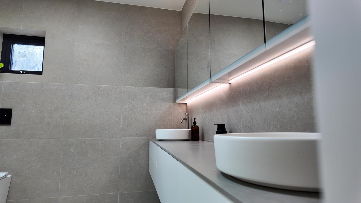 Modernt badrum med dubbla handfat och exklusiva material i Kalmar utfört av Gus Mur & Kakel.