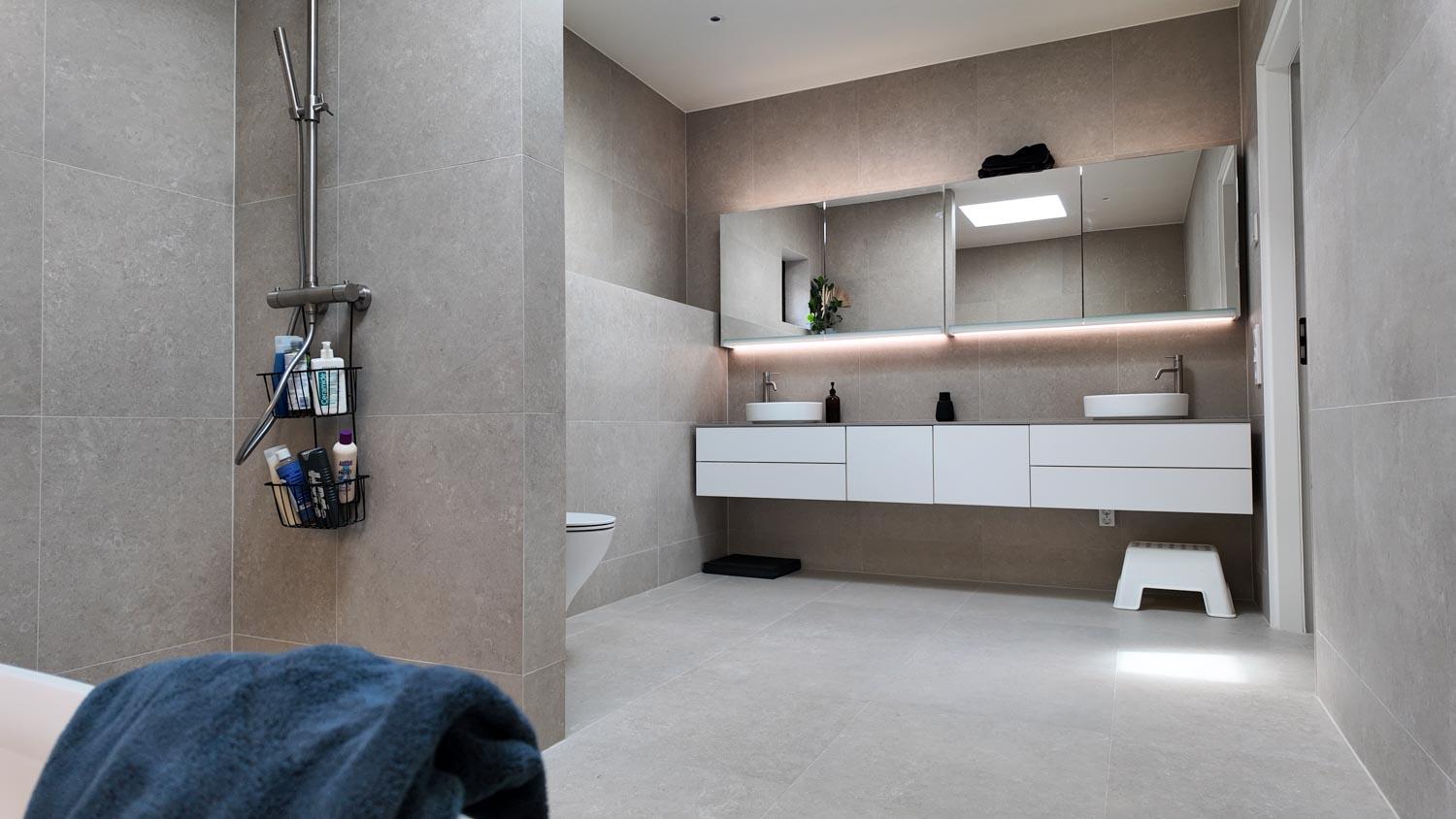 Modern badrumsrenovering i Kalmar utförd av certifierad kakelsättare på Gus Mur & Kakel