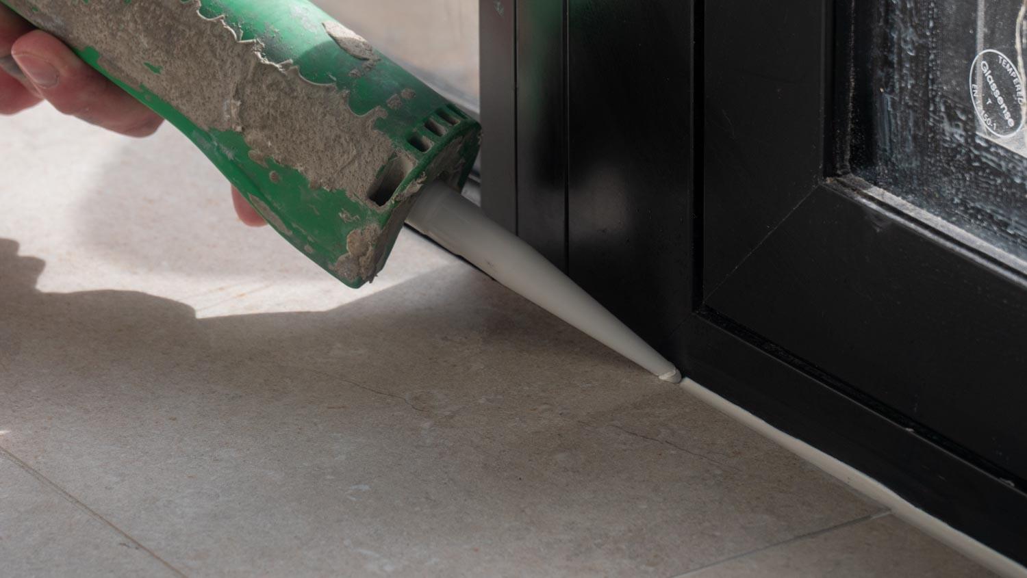 Noggrann mjukfogning i badrum utförd av Gus Mur & Kakel i Kalmar.