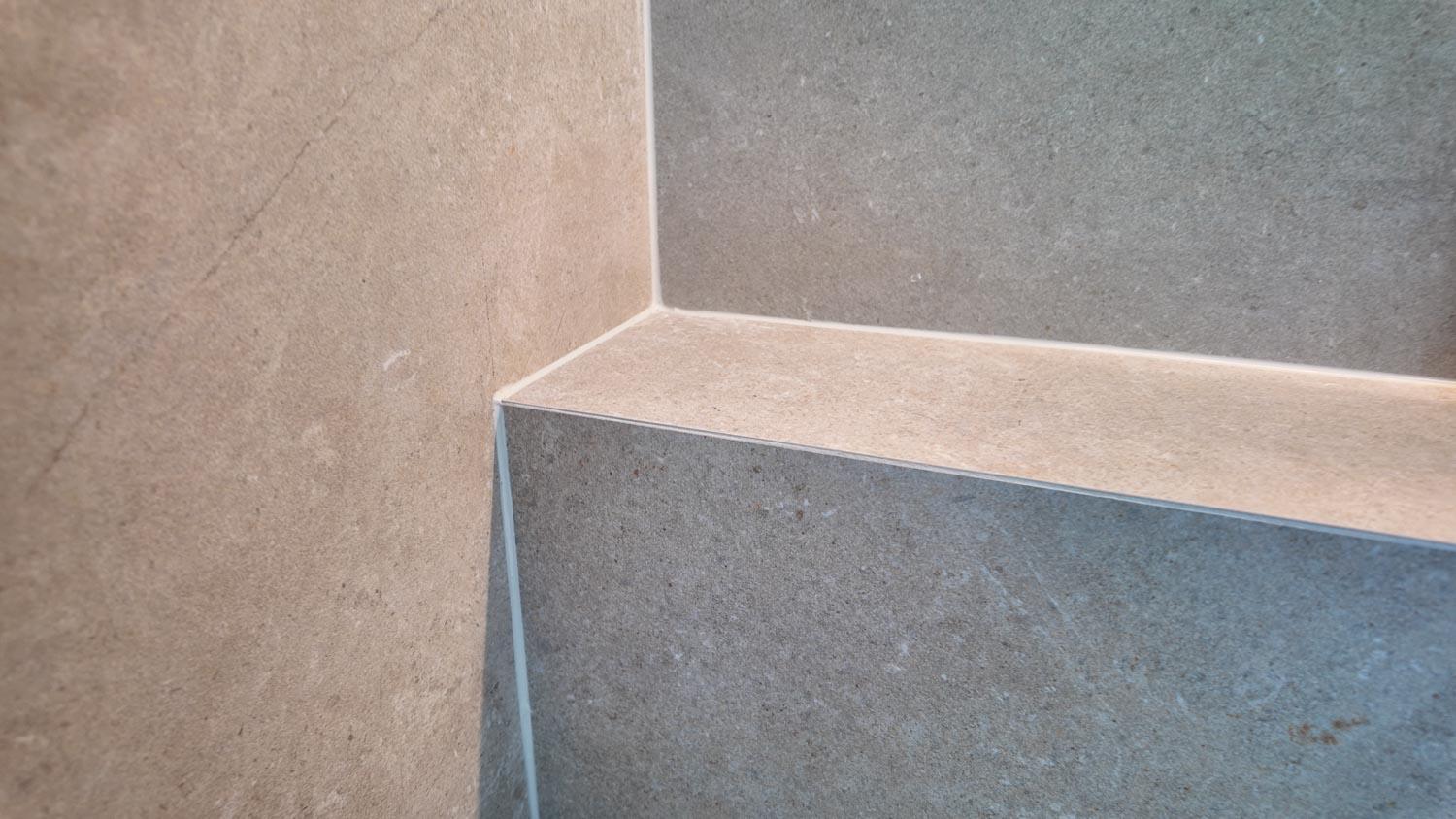 Detaljarbete av professionell plattsättare i Kalmar – perfekt finish i badrummet.